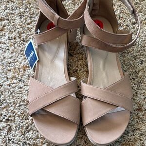 Eileen Fisher tan Strappy Sandals